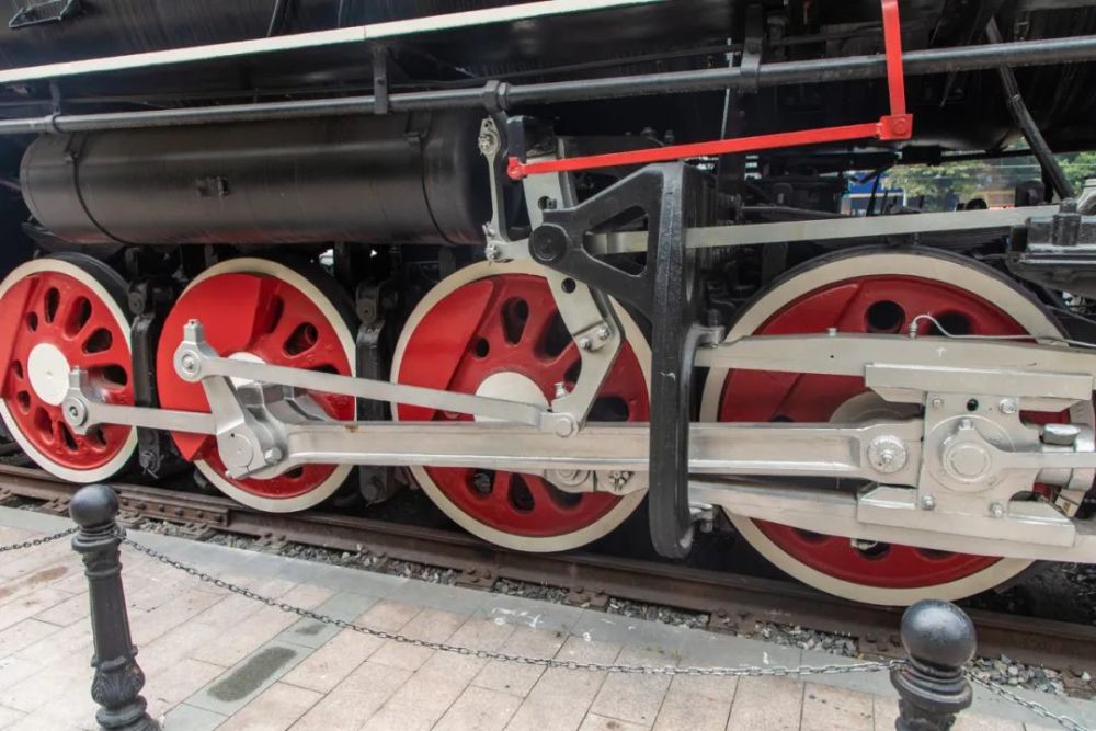 在细节的刻画上栩栩如生,看到并排的车轮,脑海里都有轮子在铁轨上轮番