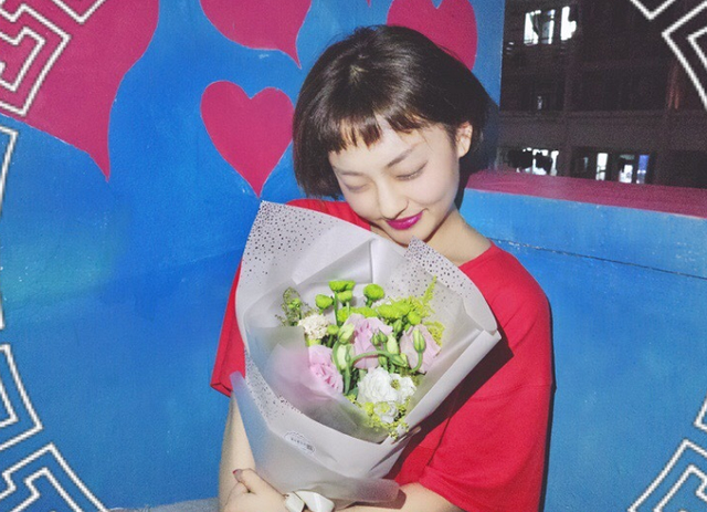 鞠可儿正式当上演员是在18年,她在剧版《闪光少女》中饰演了非常可爱