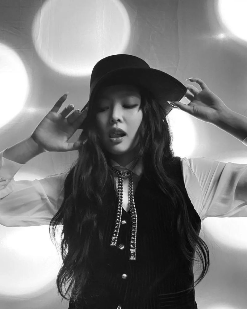 jennie发黑白写真_腾讯新闻