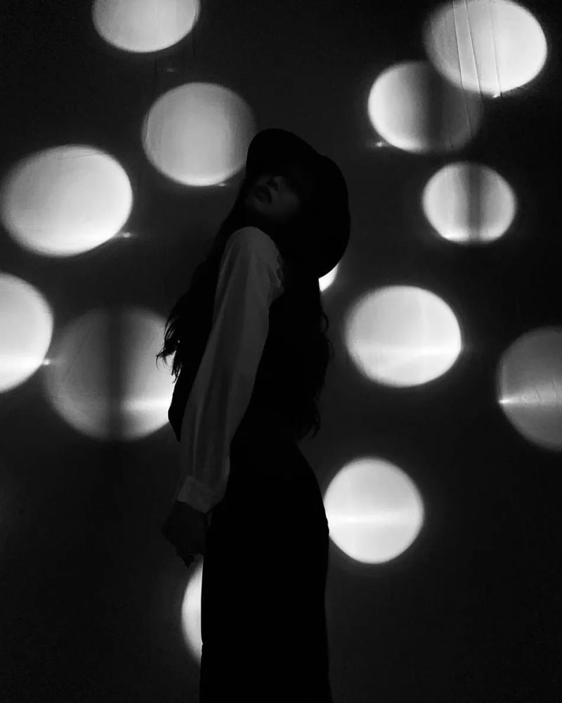 jennie发黑白写真_腾讯新闻