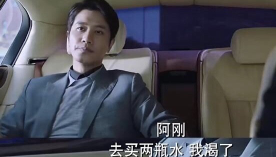 可能因为阿刚是封氏家族给封潇声安排的人,所以封潇声对阿刚的态度