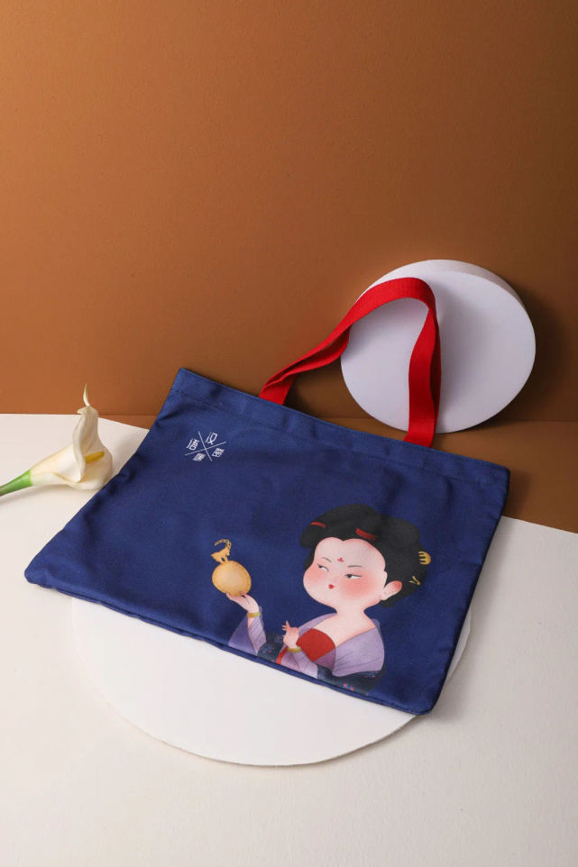 哈密市博物馆的文创商品店里,各种以馆藏文物元素开发的文创产品正在