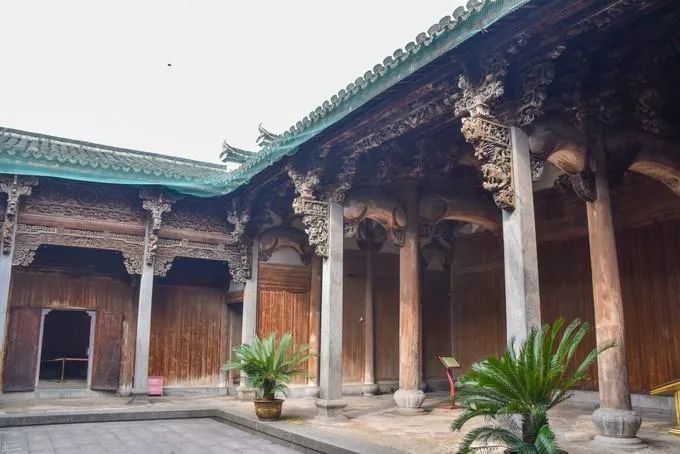 义乌的清朝民居黄山八面厅,历时17年建成,其木雕艺术达到顶峰_腾讯