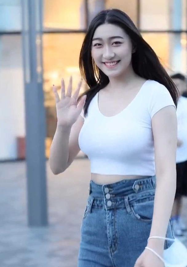 微胖的美女,简单的衣着,尽显最美丽的时尚