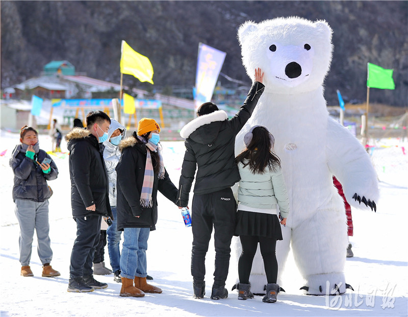 游客在河北省迁西县龙井关景区滑雪场滑雪