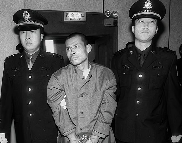 回顾恶魔王明芳调戏人妻在前枪杀百姓在后恶人终将受到制裁