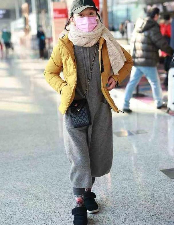 46岁周迅咋又土又矮?穿羽绒服配针织裙,脚上的大棉鞋真接地气