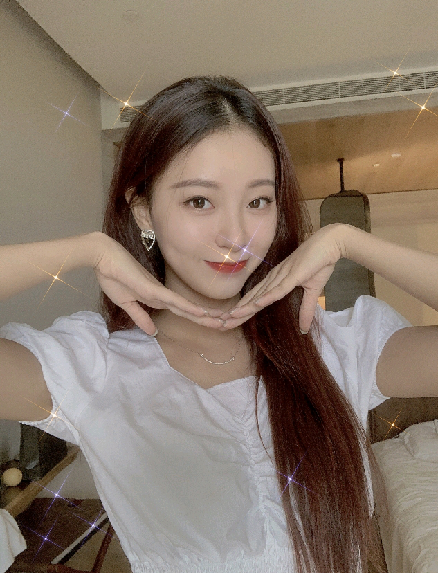 作为广东队的啦啦队队长,黄逸辉其实多少也有点沾了这个球队的光.