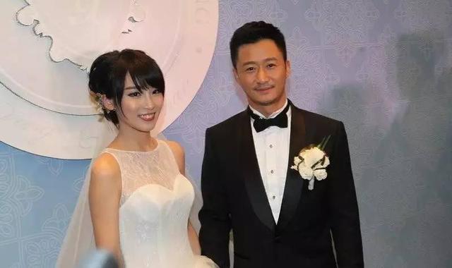 突然冲着洪金宝大喊,我是吴京老婆!吴京赶紧起身鞠躬道歉