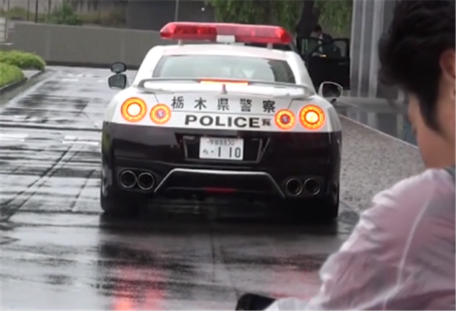 黑白配色的日产gt-r警车,专治飙车党,车牌还很威武_腾讯新闻