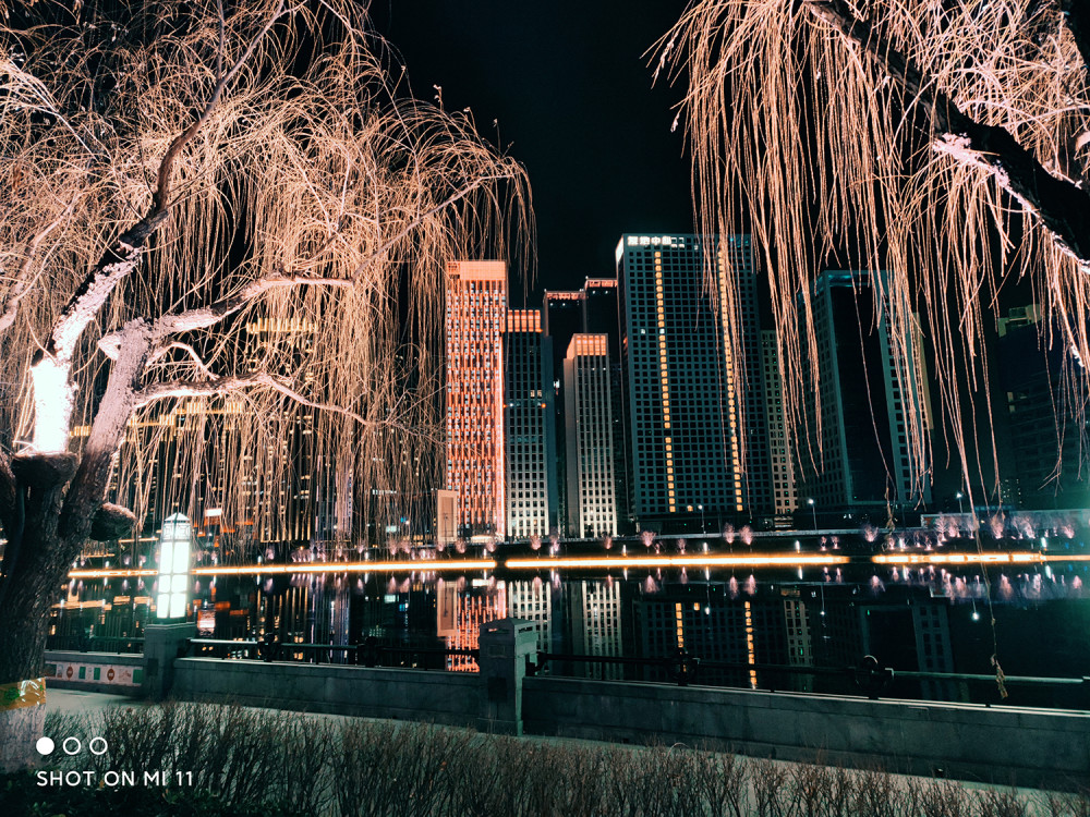 小米11夜景拍摄体验滤镜下拍出迷离的夜色