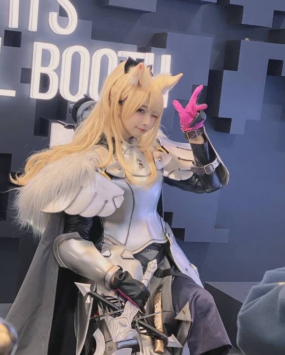 明日方舟游戏制作人竟然cos起了安哲拉玩家这真的是海猫