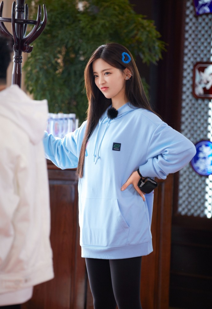杨超越淡蓝色卫衣搭配同色运动鞋长直发造型减龄又活力