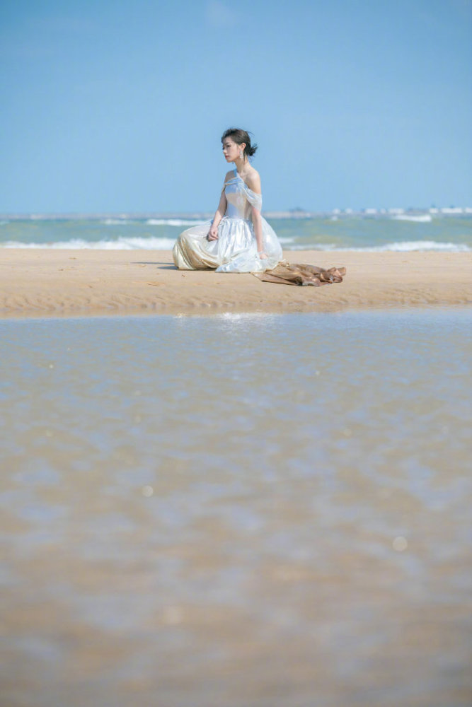 潮流时尚万茜银棕色渐变裙独特露背设计漫步海边清新怡人