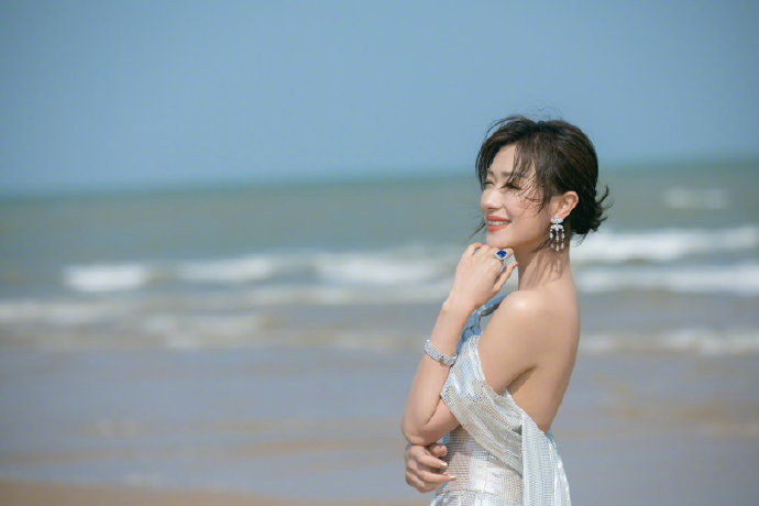 潮流时尚万茜银棕色渐变裙独特露背设计漫步海边清新怡人