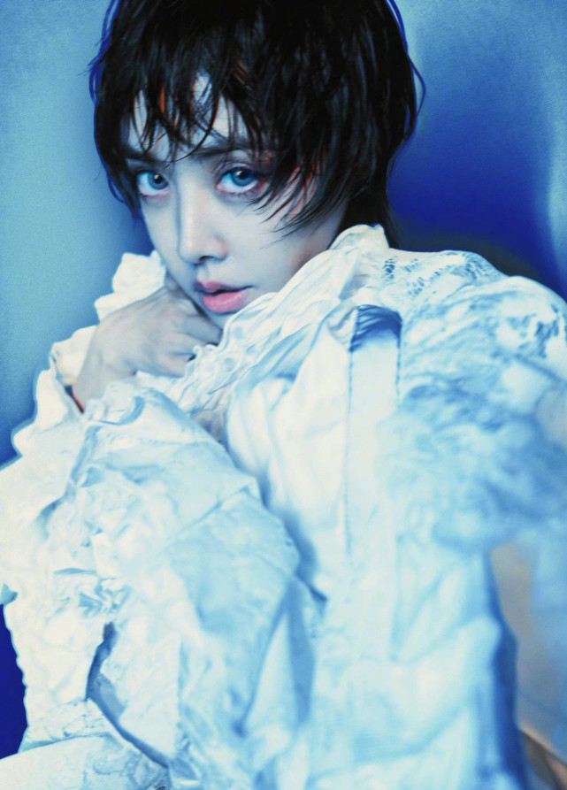 蔡依林"雕塑感"大片,野生眉 利落短发,气质风造型引人热议