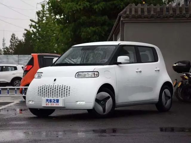 (车主表示这头巾很像他)这是一台顶配,指导价近9万的奢华白猫.