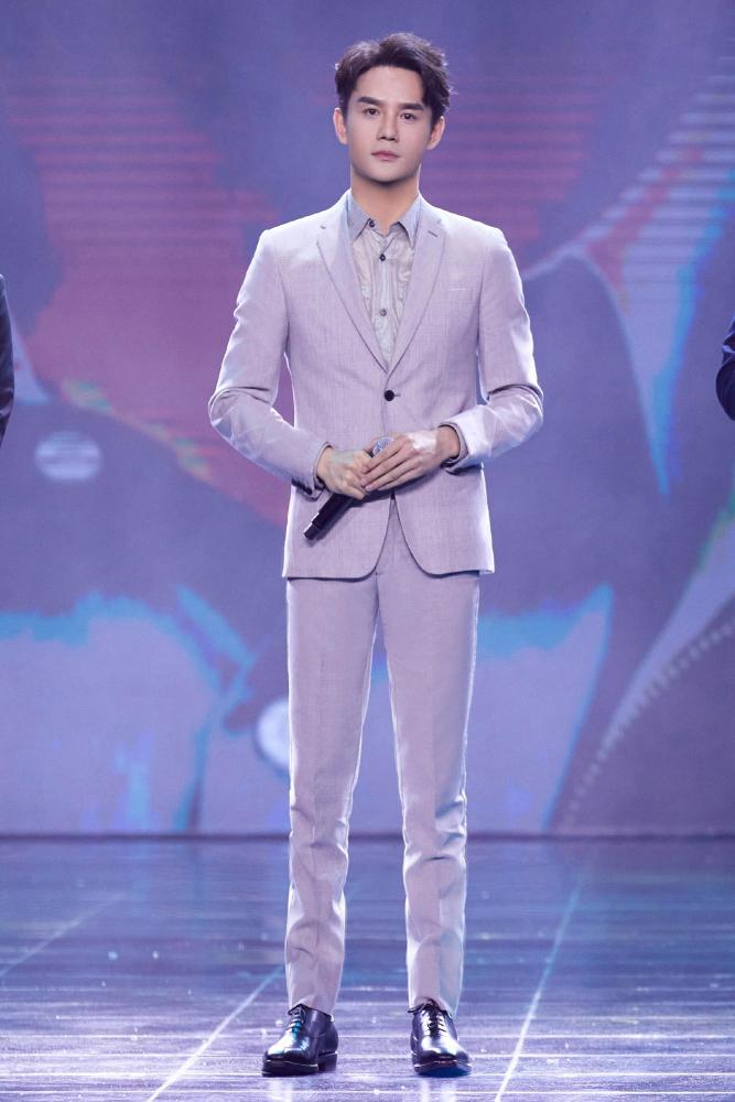 《大江大河2》热播,王凯亮相活动,一袭宽松格纹装突破自我