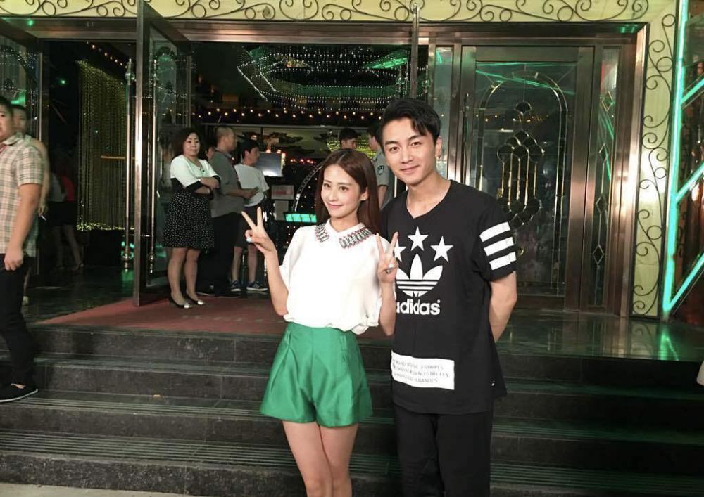 颖儿陈晓合作新剧,两人上演曲折恋情,海报简约走清新喜剧风