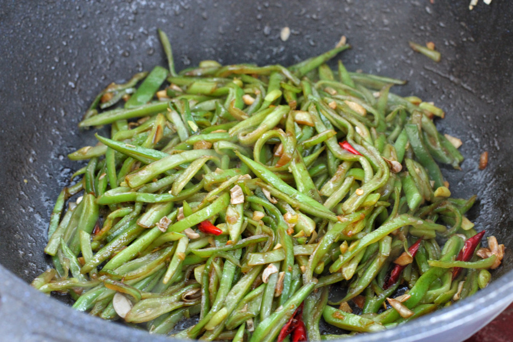 比肉还受欢迎的素炒豆角丝,低脂营养又入味,减肥期也能放心食用_腾讯