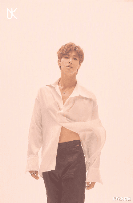 郑允浩18日发布新专辑《noir》,今日开启预售