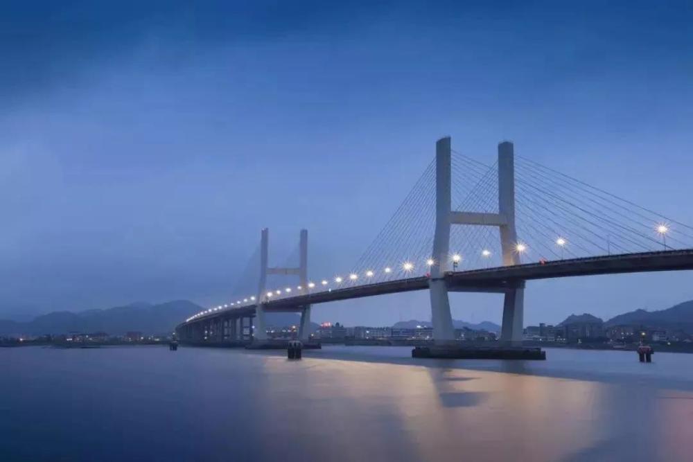 据悉,七都大桥北汊桥已正式通车投用,它是连接瓯江南北的东部要道,"