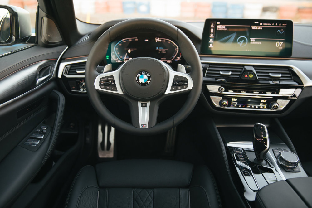 既然是m运动套装,这其中当然少不了运动气息强烈的黑色内饰,以及金属