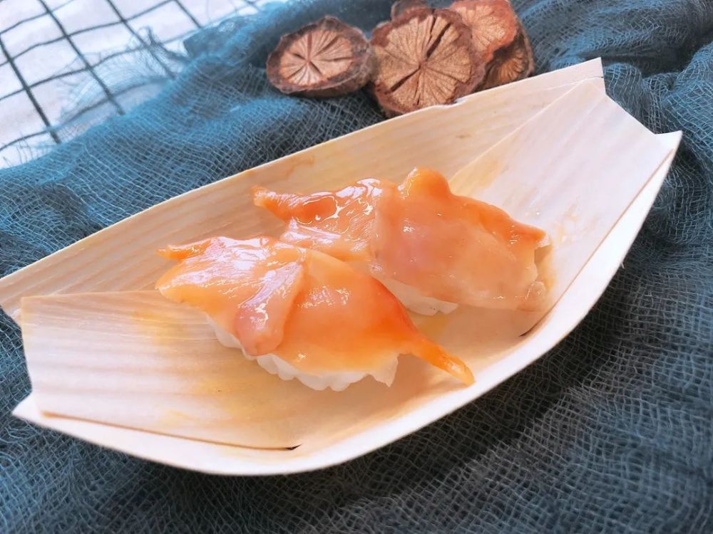 不同尺寸的赤贝有不同尺寸的制作方式.