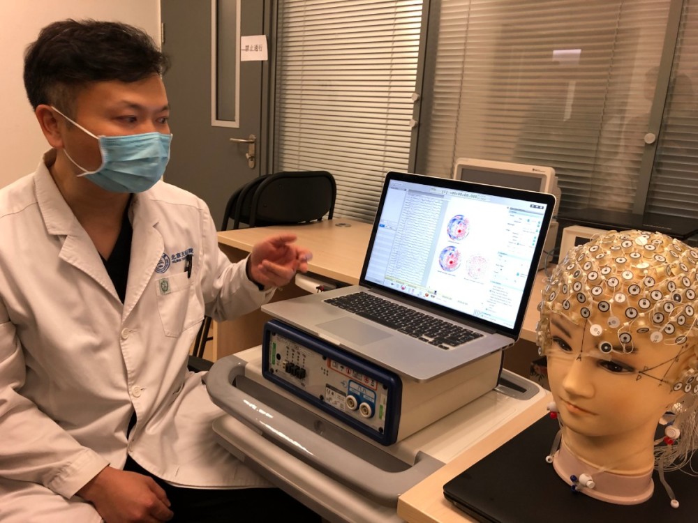 北京天坛医院院长王拥军,以及副院长张力伟,神经外科主任王硕和张建国