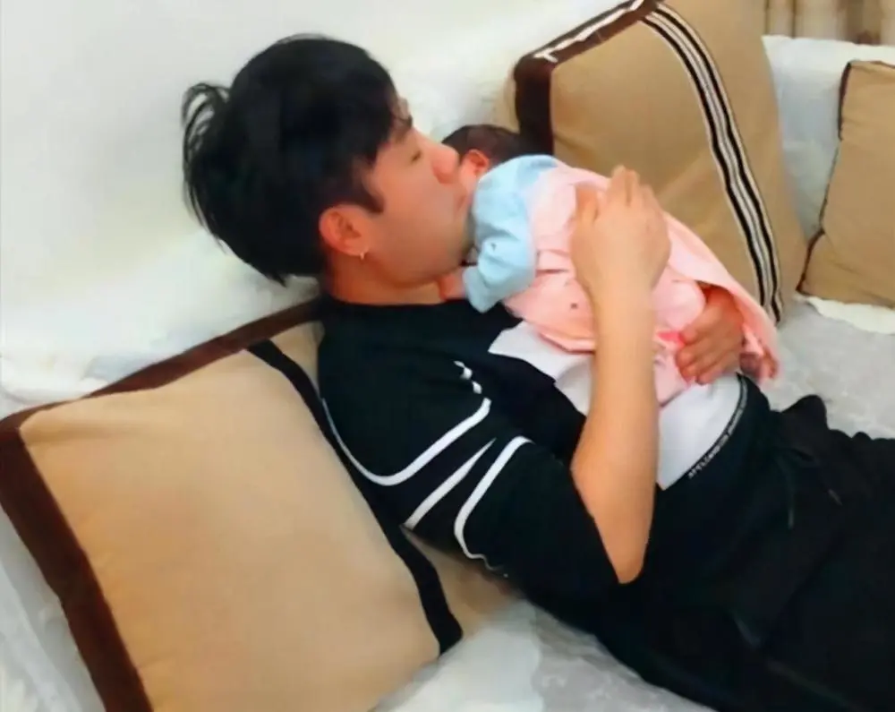 张若昀老公给孩子换尿布的姿势是老婆家庭地位的真实体现