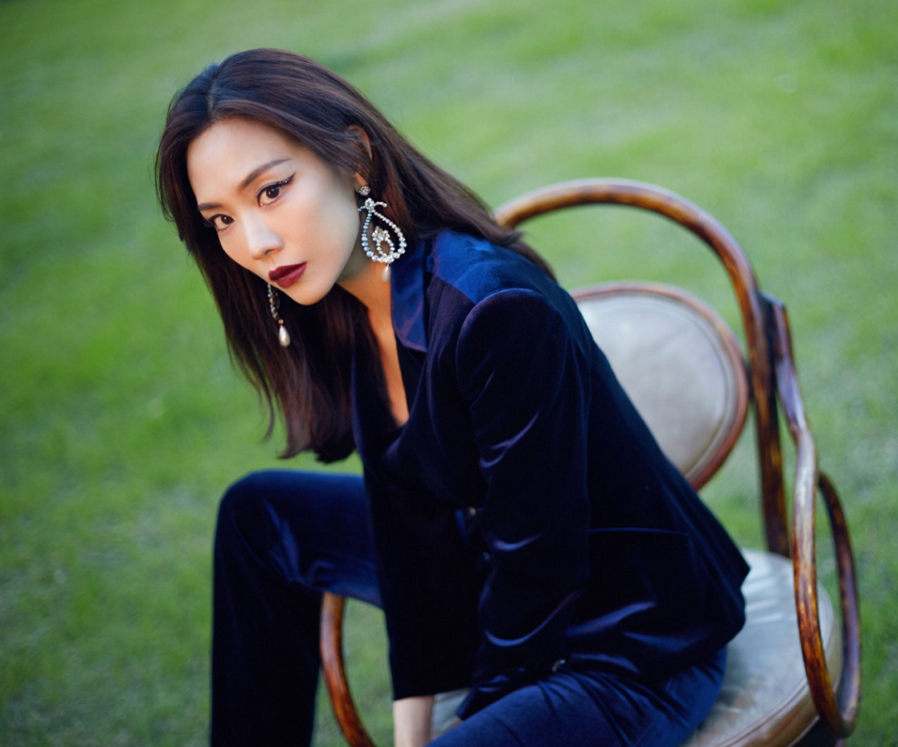 王霏霏霸气虎纹造型释出,扎起高马尾野性十足,时尚表现力好绝!