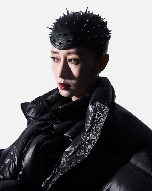 44岁刘敏涛还真不服老,用爆炸头配吊带连体裤,但刺猬头太雷人了