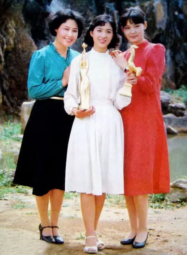 1984年,龚雪和张铁林合作主演了电影《大桥下面,饰演女主角秦楠一角