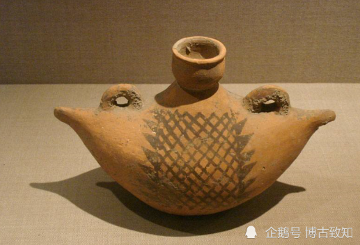 彩陶网纹船形壶