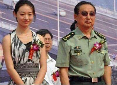 少将升中将他花了8年,中将升上将他花了4年,可惜父亲去世太早