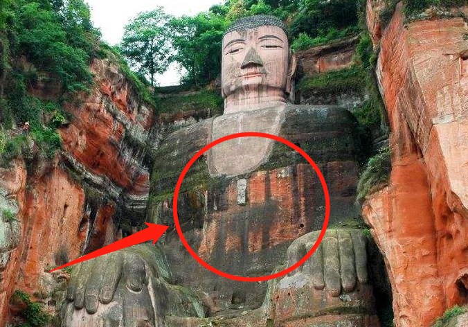 乐山大佛胸口处发现一暗门,里面出土的物品,揭开千年谜团!_腾讯新闻