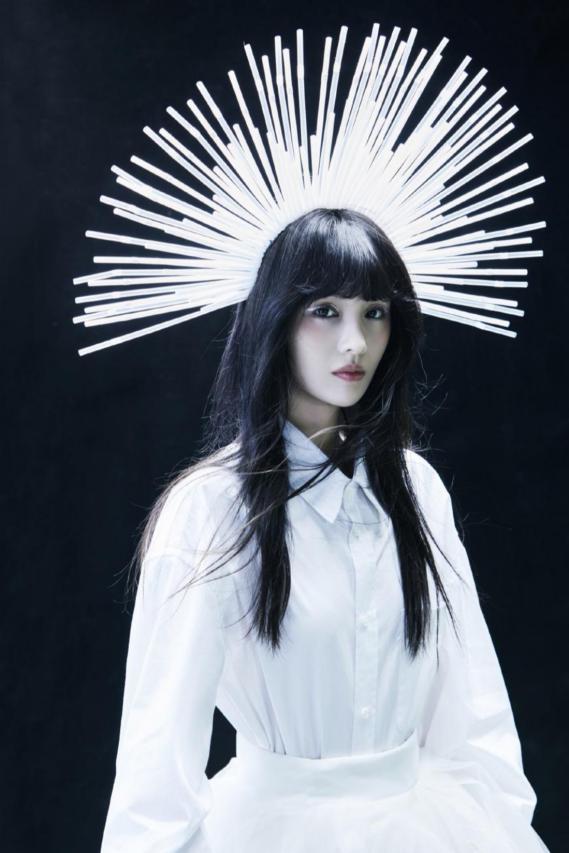 郑爽公益大片曝光餐叉吸管插满头废弃气泡膜当头纱宣传环保