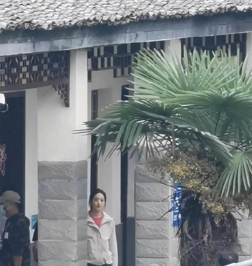 赵丽颖《幸福到万家》路透,村妇造型接地气,朴素得不能再朴素