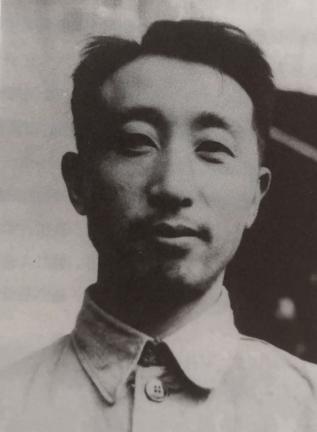 再一说我才知道,这个张昉是抗大东干队的队长,住在宝塔山上,新市场就