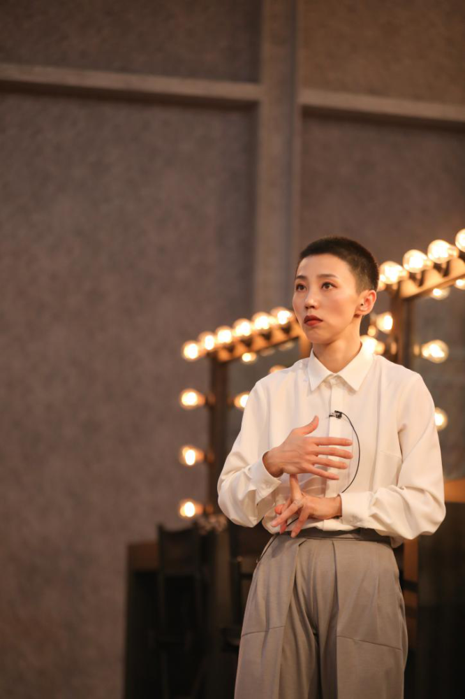 谢欣再放大招用舞蹈讲述自我矛盾舞台设计满分高级感十足