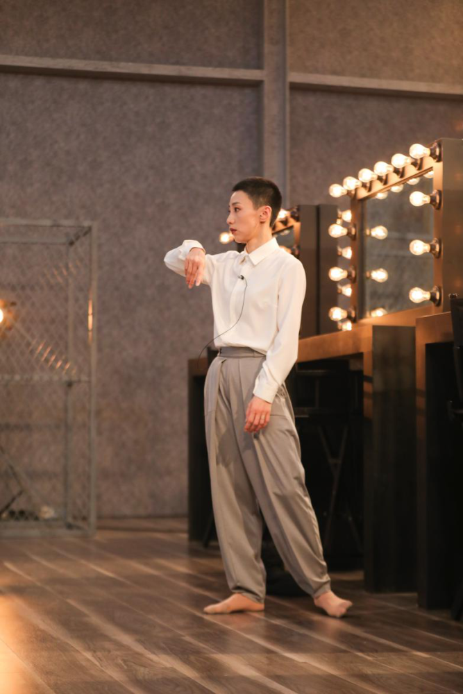 谢欣再放大招用舞蹈讲述自我矛盾舞台设计满分高级感十足