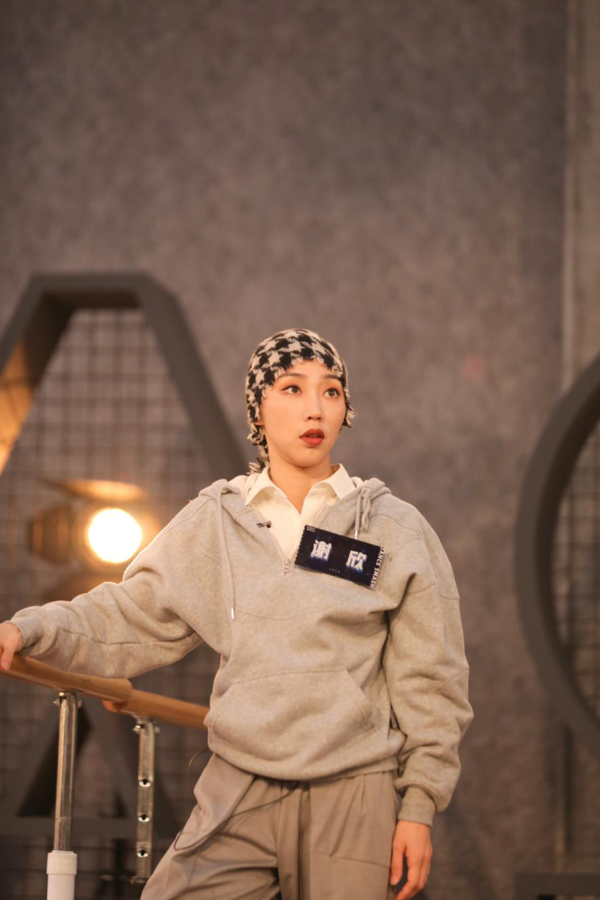 谢欣再放大招用舞蹈讲述自我矛盾舞台设计满分高级感十足