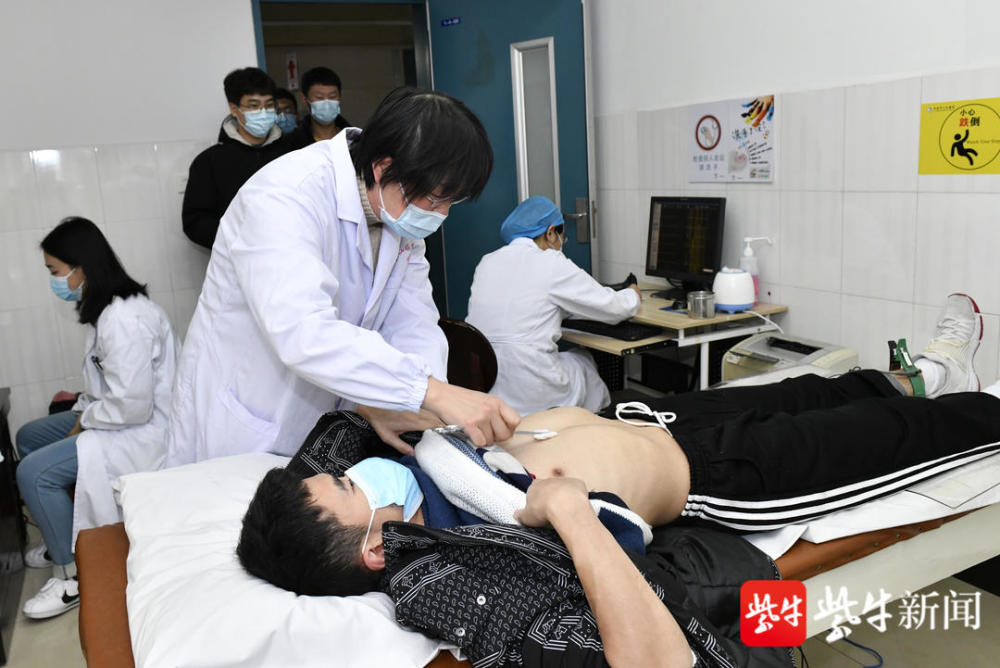 体检"此次我们提前开展大学生征兵体检,就是为各高校学生开辟绿色通道