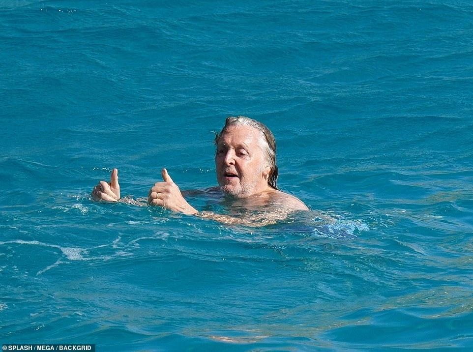 78岁披头士保罗和小17岁妻子海中嬉戏,秀健硕腹肌,二人船上咬耳朵