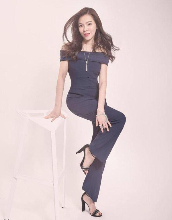 曾馨莹这件黑色吊带裙就有这样的特质.