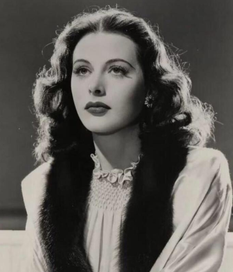 她曾是好莱坞巨星,也是著名科学家,一生发明一样东西用到现在