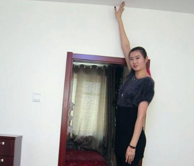 中国女篮姑娘嫁农村丈夫,身高近2米总撞门框,公婆:换大门