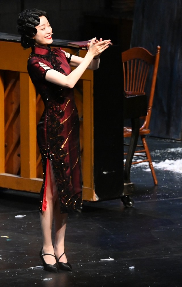 32岁倪妮旗袍造型曝光身材纤瘦腿长吸睛笑容优雅尽显女人味