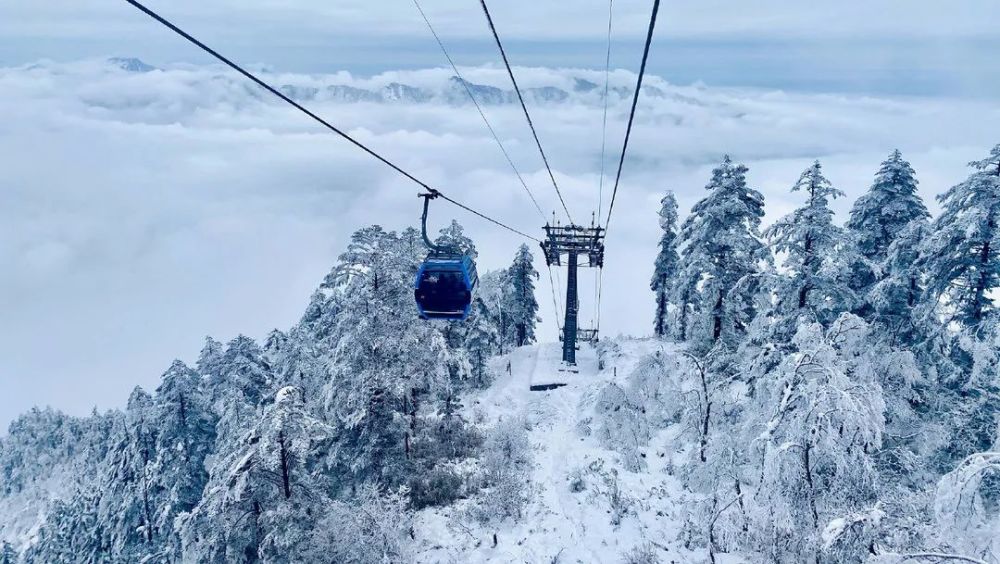 成都金沙車站——西嶺雪山滑雪場景區山門,票價31元,早上9點,中午12