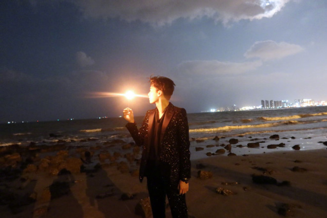 李易峰氛围感海边烟花大片穿亮片西装矜贵绅士